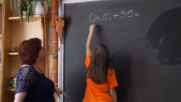 Fiatal Diák Bonyolult Matematikai Képlet Egyenlet Írása Táblára — Stock videók