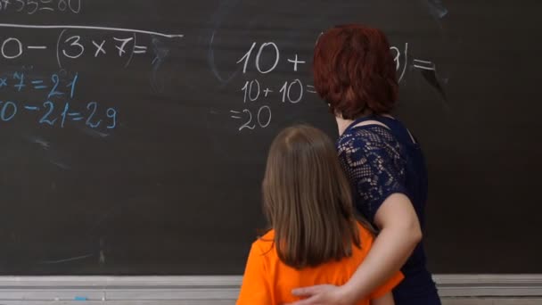 Junge Studentin Schreibt Komplexe Mathematische Formelgleichung Die Tafel — Stockvideo