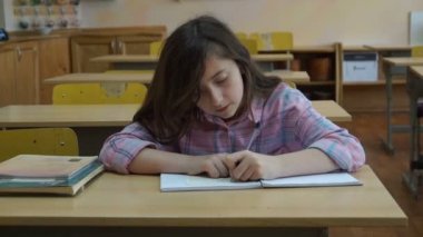 Mutlu ilkokul çocuklarının sınıf ortak masalarında çizim.