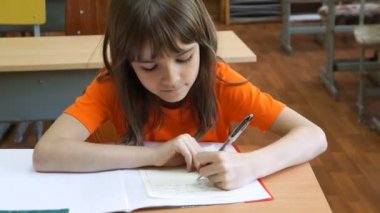 Mutlu ilkokul çocuklarının sınıf ortak masalarında çizim.