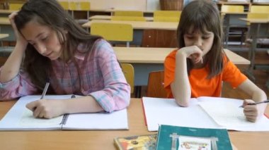 Mutlu ilkokul çocuklarının sınıf ortak masalarında çizim.