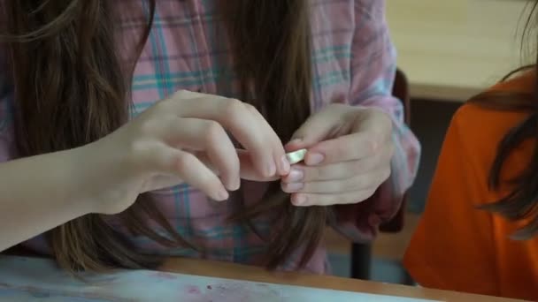 Kleines Mädchen Das Schreibtisch Sitzt Modelliert Kinderzimmer Eine Andere Figur — Stockvideo