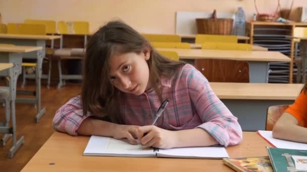 Niños Escuela Primaria Feliz Dibujando Mesas Comunitarias Aula — Vídeos de Stock