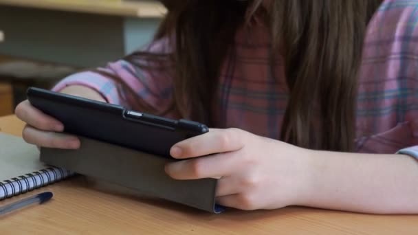 Student Girlwith Tablett Studerar Skolan Klassrum — Stockvideo