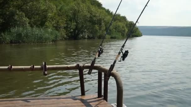 Πόλους Αλιείας Στο Σκάφος Πόλους Αλιείας Για Τους Κατόχους Ράβδο — Αρχείο Βίντεο