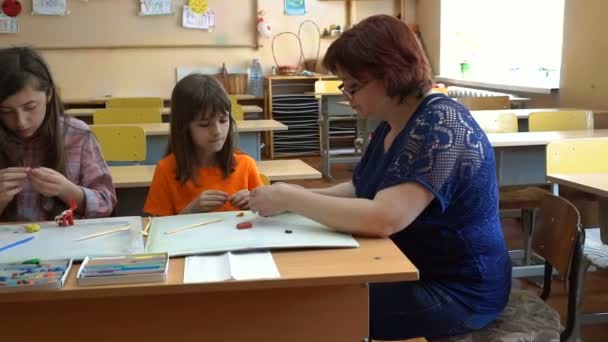 Nauczyciel Czworo Dzieci Nauczyciel Uczy Studentów Modelu Plastelina — Wideo stockowe