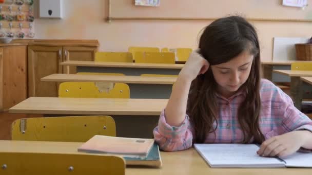 Okulda Sınıfta Kız Öğrenci Okuma Kitabı — Stok video