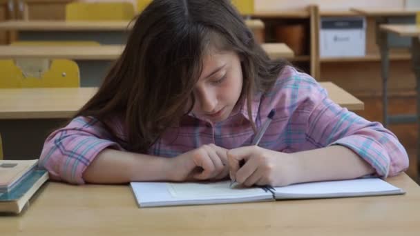 Niños Escuela Primaria Feliz Dibujando Mesas Comunitarias Aula — Vídeo de stock