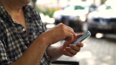 Closeup kullanılan beyaz bir akıllı telefon. Kış arka plan.