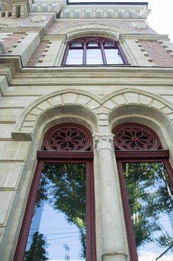 Tarihi bir binanın ön cephesi.