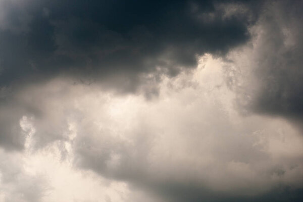 Драматическое небо с грозовыми облаками