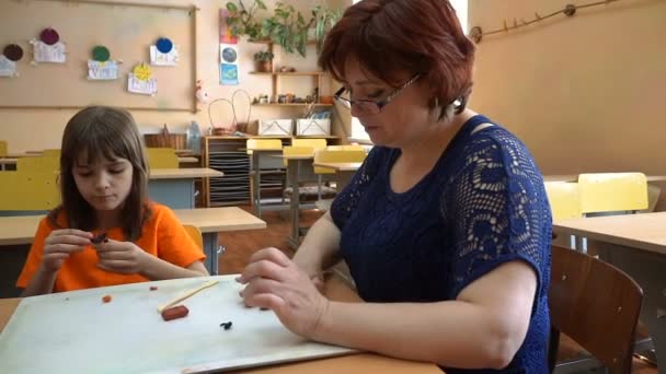 Professeur Quatre Enfants Enseignant Enseigne Aux Élèves Modéliser Plasticine — Video