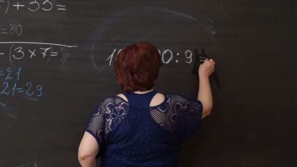 Insegnante Scrittura Calcoli Sulla Lavagna Classe — Video Stock