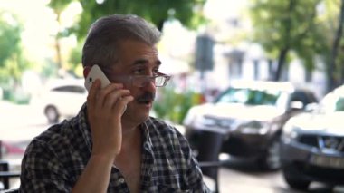 cep telefonu açık havada üzerinde konuşan adam