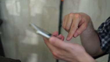 Closeup kullanılan beyaz bir akıllı telefon. Kış arka plan.