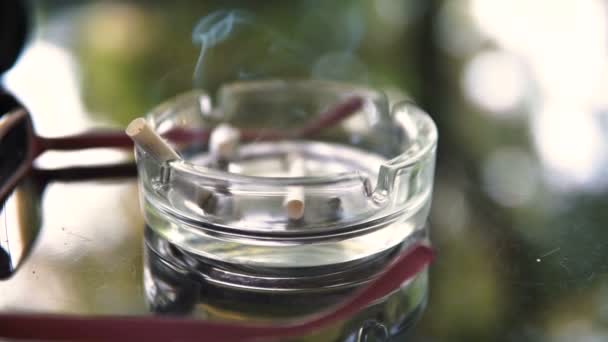 Muž Vyndává Kouřit Cigaretu Popelníku Budovami Pozadí — Stock video