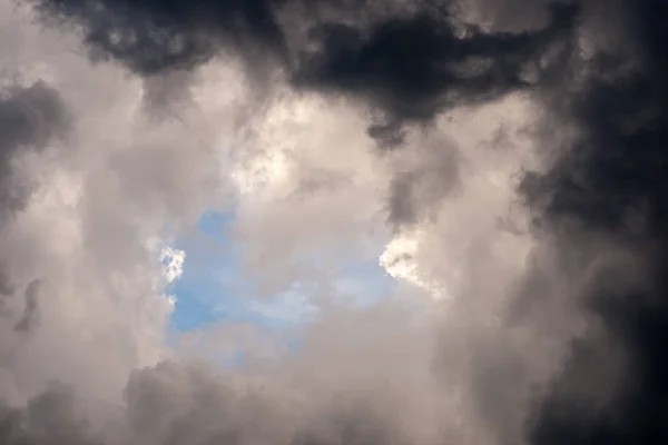 Céu Dramático Com Nuvens Tempestuosas — Fotografia de Stock