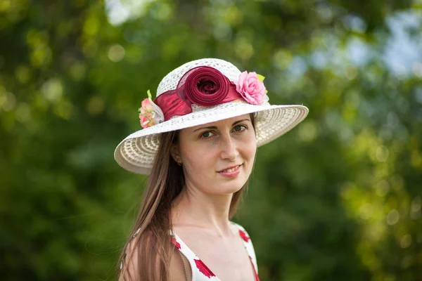 Porträtt Vacker Elegant Kvinna Ljus Vit Klänning Och Hatt Står — Stockfoto