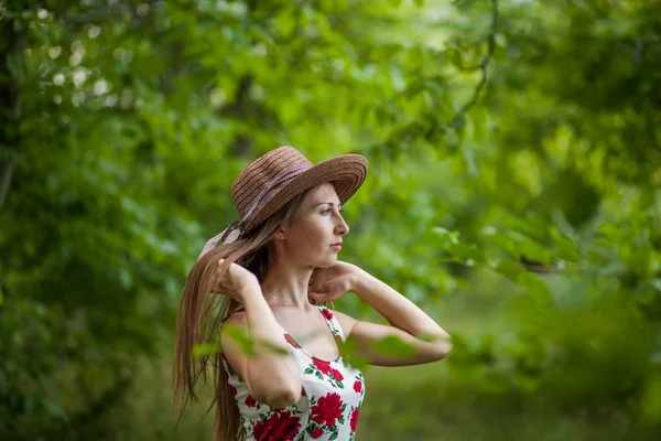 Porträtt Vacker Elegant Kvinna Ljus Vit Klänning Och Hatt Står — Stockfoto