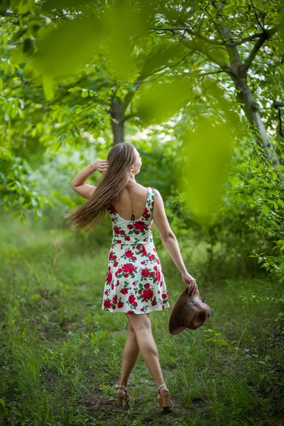 Mujer Yong Vestido Blanco Viajar Parque Mujer Asiática Viajero Caminar — Foto de Stock