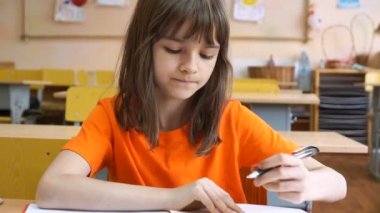 Mutlu ilkokul çocuklarının sınıf ortak masalarında çizim.