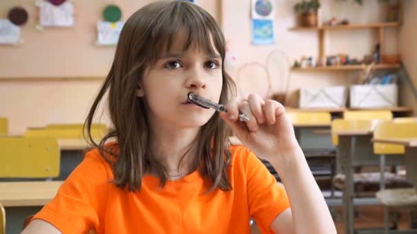 Heureux Élèves École Primaire Dessinant Aux Tables Communes Classe — Video