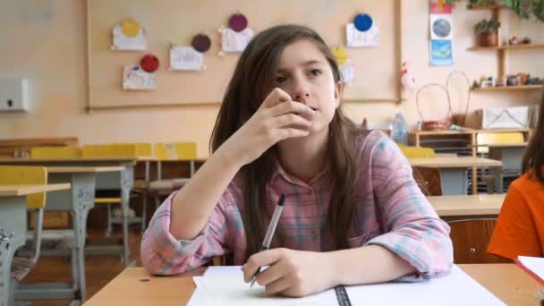 Niños Felices Escuela Primaria Dibujando Mesas Comunales Aula Indispuesto Por — Vídeos de Stock