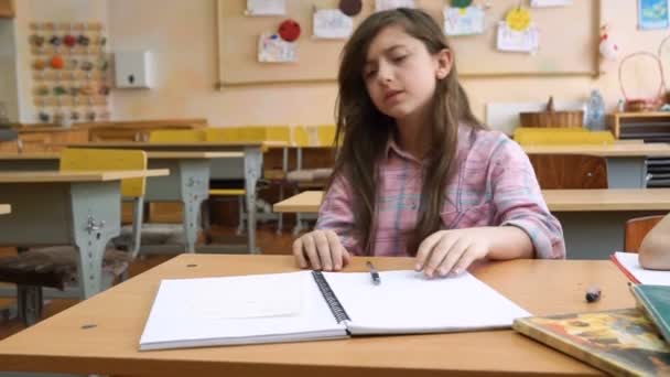 Счастливые Школьники Рисуют Общими Столами Классе Бесспорно Результат — стоковое видео