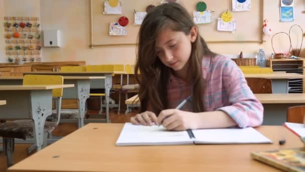 快乐小学孩子们在教室里的公共餐桌上画画 不舒服的结果 — 图库视频影像