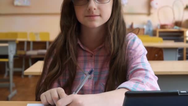 Tienermeisje Glazen Middelbare Schoolstudent Glimlacht Naar Camera Zit Klas — Stockvideo