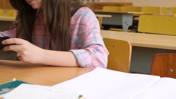 Student Meisje Met Het Bestuderen Van Tablet School Klas — Stockvideo