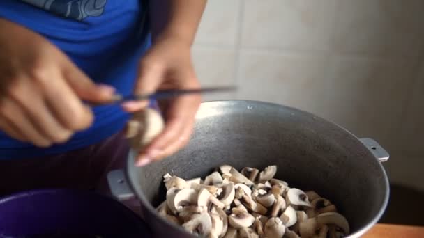 Jovem Mulher Cortando Cogumelos Cozinha — Vídeo de Stock