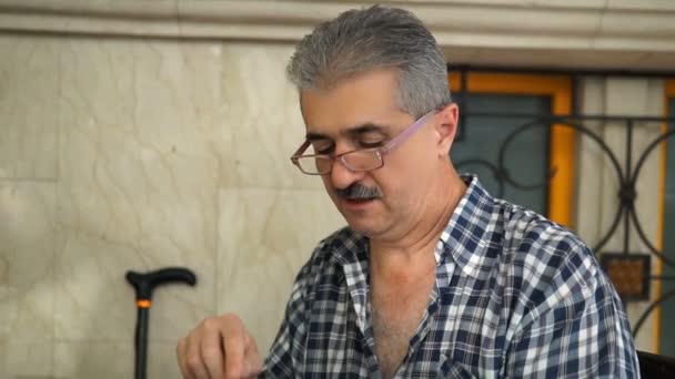 Hombre Guapo Feliz Usando Teléfono Inteligente Sentado Cafetería — Vídeos de Stock