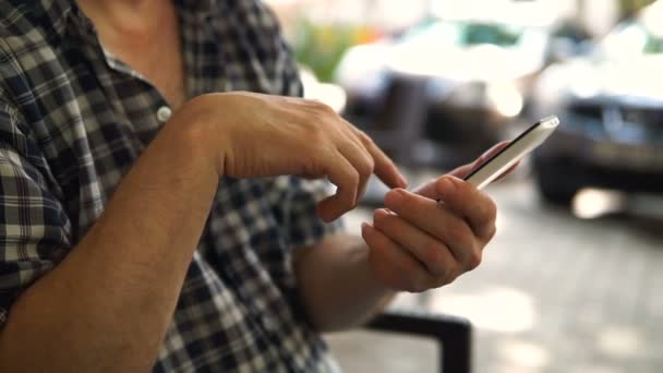 Primer Plano Teléfono Inteligente Blanco Que Utiliza Hombre Utiliza Teléfono — Vídeos de Stock