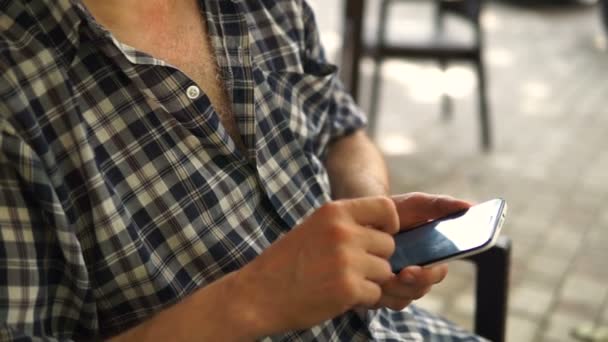 Primer Plano Teléfono Inteligente Blanco Que Utiliza Hombre Utiliza Teléfono — Vídeos de Stock