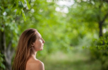 Yazlık elbise parkta güzel genç bayan