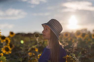 Sunset Bulvarında Ayçiçeği tarlası şapka mavi elbiseli kız kalıyor.
