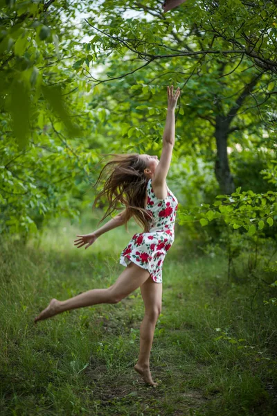 Pretty Young Woman Jumping Green Park His Hat — Stock Photo, Image