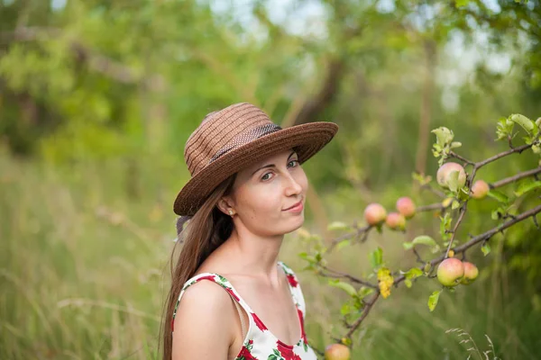 Güzel Kız Elma Bahçe Arka Plan Üzerinde Duruyor Kız Bir — Stok fotoğraf