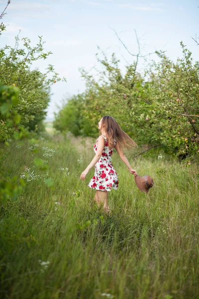 Jovem Loira Caminhando Jardim Maçã — Fotografia de Stock