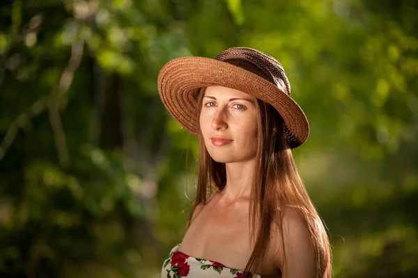 Retrato Una Hermosa Mujer Elegante Vestido Blanco Claro Sombrero Pie —  Fotos de Stock