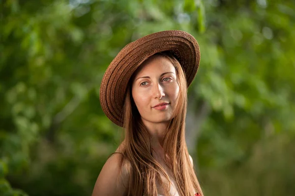 Retrato Una Hermosa Mujer Elegante Vestido Blanco Claro Sombrero Pie —  Fotos de Stock