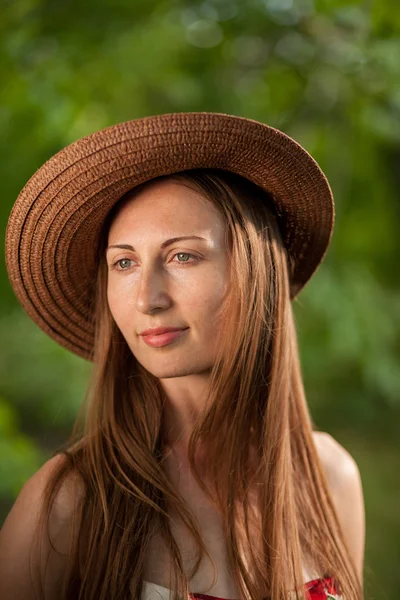 Retrato Una Hermosa Mujer Elegante Vestido Blanco Claro Sombrero Pie —  Fotos de Stock