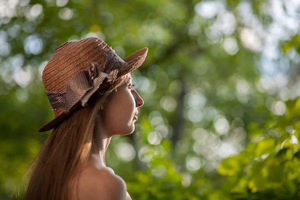 Retrato Una Hermosa Mujer Elegante Vestido Blanco Claro Sombrero Pie —  Fotos de Stock