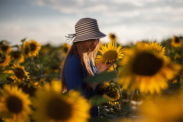 Dívka Modrých Šatech Listy Kloboukem Oblasti Slunečnice Západ Slunce — Stock fotografie