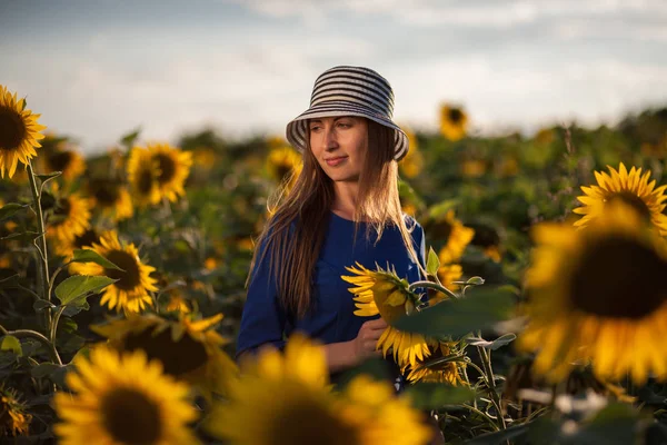 Chica Vestido Azul Hojas Con Sombrero Campo Girasoles Puesta Del —  Fotos de Stock