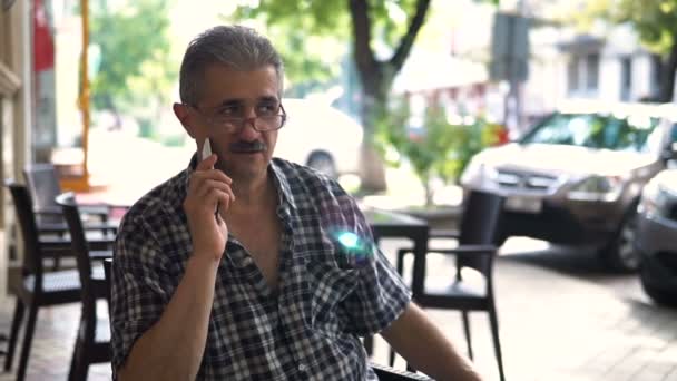 Retrato Hombre Maduro Atractivo Con Gafas Mirando Cámara Sonriendo — Vídeos de Stock