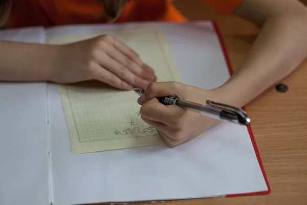 Meisje Schrijft Iets Het Copybook Zit Aan Tafel — Stockfoto