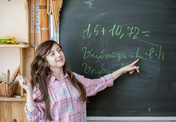 Nettes Mädchen Schulmädchen Der Nähe Der Tafel Mit Kreide Der — Stockfoto