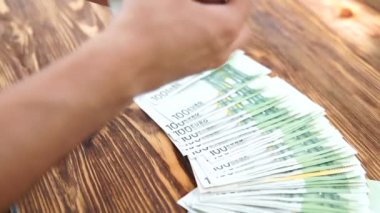 Avro banknotlarını sayan adam